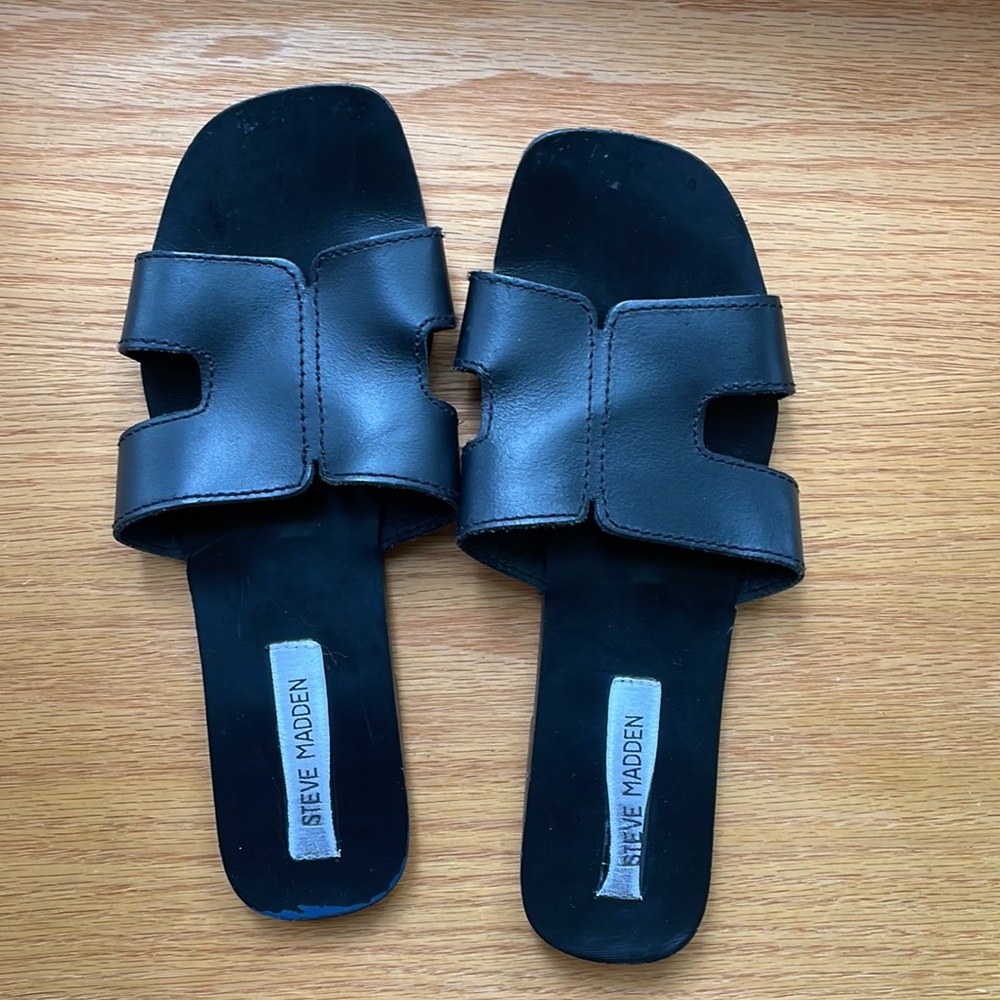 Flat sandals